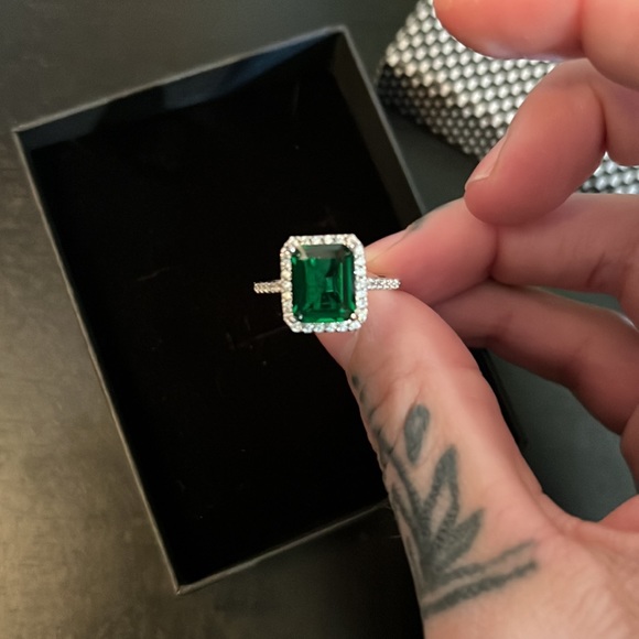 Size 7 925 silver and emerald ring with crystals - Picture 8 of 10